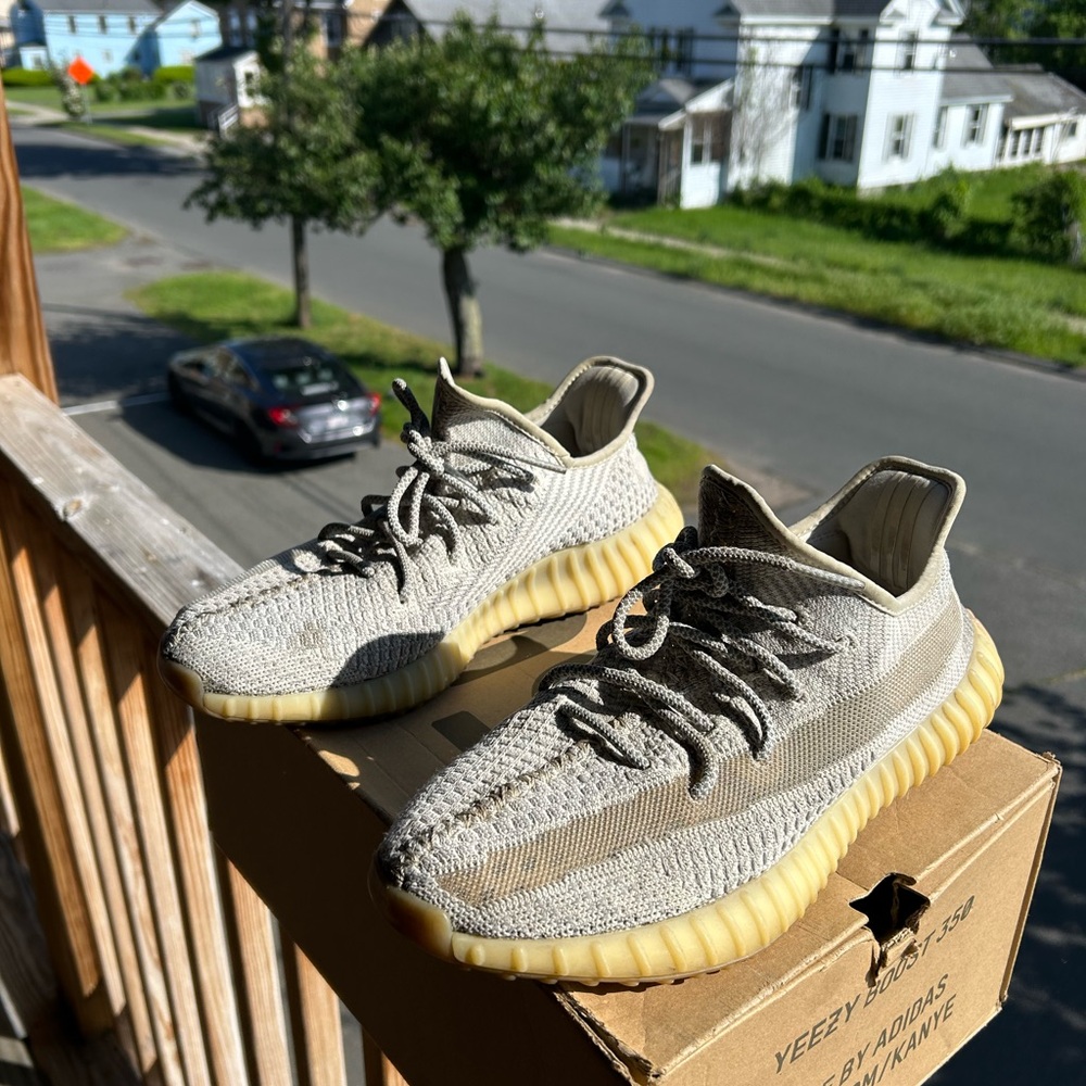 Yeezy Boost 350 V2 lundma size 9.5 BUY 1 GET 1 HALF% OFF